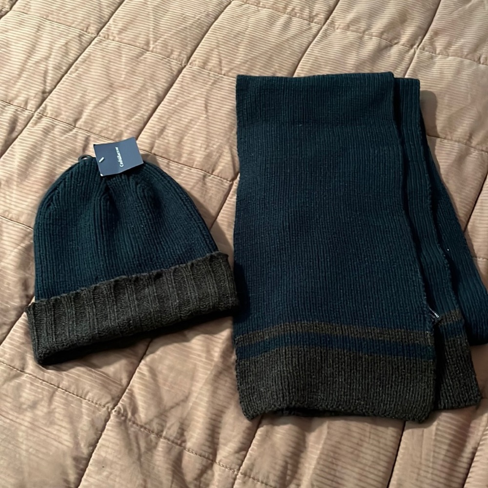 NWT men’s hat and scarf set